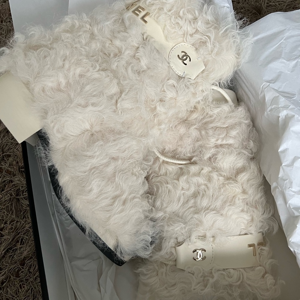 COPY - Chanel fur boots